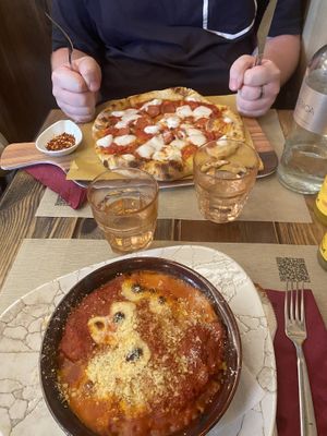 Cannelloni & pizza  at Rifugio Romano in Rome