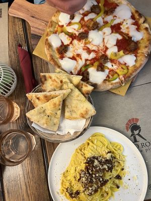 Pizza Boscaiola - Focaccia Olio e Rosmarino - Spaghetti alla carbonara 10/10
  at Rifugio Romano in Rome