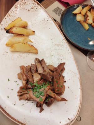 Tagliata di seitan ai funghi at Rifugio Romano in Rome