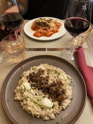 Buena comida y vino; las porciones son abundantes y  los ingredientes frescos  Staff amable y servicio rápido.  #Veganuary at Rifugio Romano in Rome