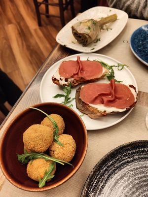 Bruschettas y frito de olivas at Rifugio Romano in Rome