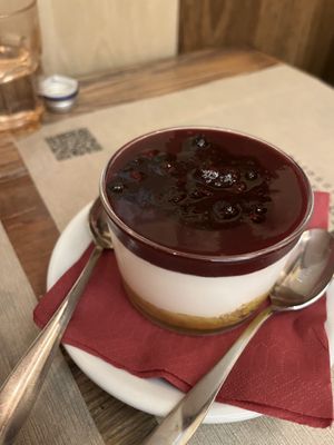 Cheesecake al bicchiere ai frutti di bosco (berry cheesecake)  at Rifugio Romano in Rome