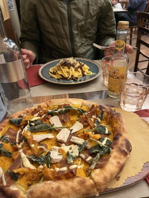 Carbonara und Herbst-Pizza   at Rifugio Romano in Rome