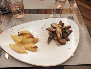 seitan with mushrooms at Rifugio Romano in Rome