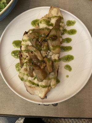 Bruschettone veg gorgo e funghi  at Rifugio Romano in Rome