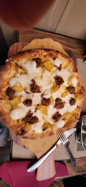 Oriental pizza with beyond saussages at Rifugio Romano in Rome