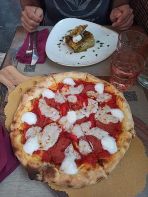 Pizza et lasagnes de courgettes at Rifugio Romano in Rome