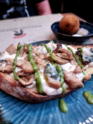 Bruschetta gorgonzola at Rifugio Romano in Rome