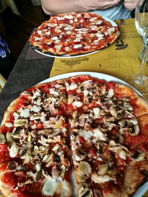 vegan boscaiolla and diavolla pizza at Rifugio Romano in Rome
