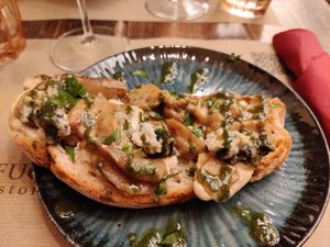 Bruschettone con gorgonzola veg e porcini at Rifugio Romano in Rome