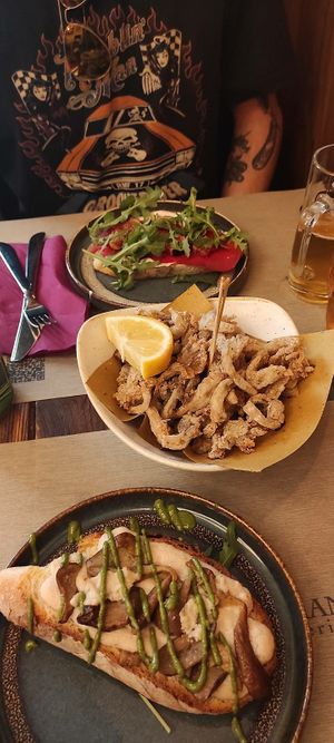 Moscardini and bruschettone at Rifugio Romano in Rome