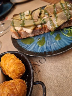 Antipasti con crocchette e bruschetta con carciofi at Rifugio Romano in Rome