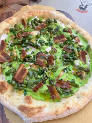 Rifugio Spring Pizza: peas cream, vignarola (Fava beans, peas and asparagus), vegan bacon and smoked cashew and almonds scamorza at Rifugio Romano in Rome