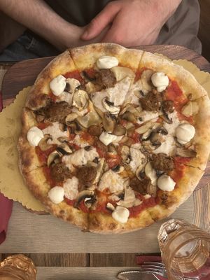 Pizza mistobosco  at Rifugio Romano in Rome
