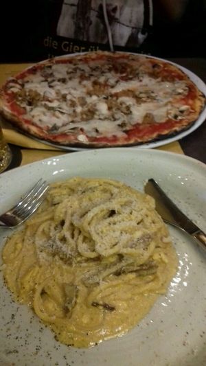 Pizza und Pasta at Rifugio Romano in Rome