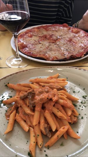 Penne allá vodka vegan and vegan margarita pizza at Rifugio Romano in Rome