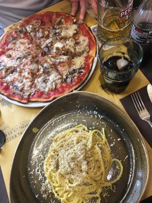 Carbonara and pizza at Rifugio Romano in Rome