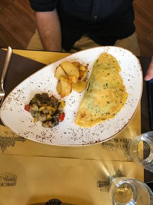 vegan omelette filled with "cheese" & spinach at Rifugio Romano in Rome
