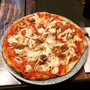 vegan pizza at Rifugio Romano in Rome