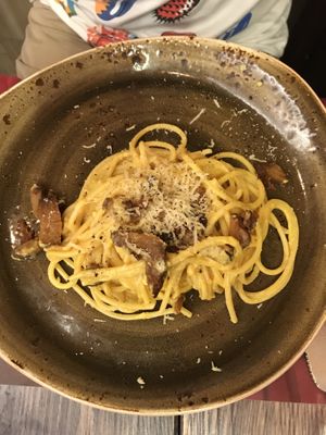 spaghetti carbonara at Rifugio Romano in Rome