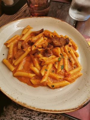 Pasta con salsa de vozka at Rifugio Romano in Rome