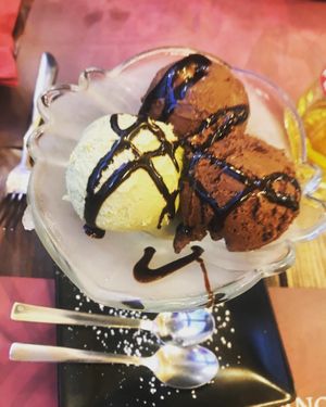 Vegan gelato - chocolate and pistacchio flavours  at Rifugio Romano in Rome