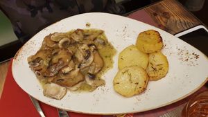 SCALOPPINE DI SEITAN AI FUNGHI CON PATATE at Rifugio Romano in Rome