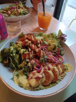 Vegetables bowl with falafel at PLUS in Ghent