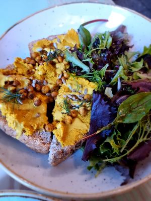 Curry hummus toast at PLUS in Ghent