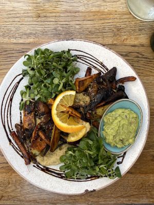 Hummus con vegetales asados, hay que pedirlo sin miel, at Fig in Hvar