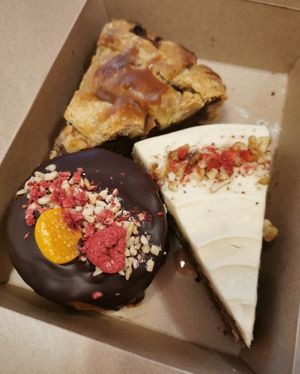 different types of cake (apple-, chocolate- and carrot cake) at Herbivore in Prague