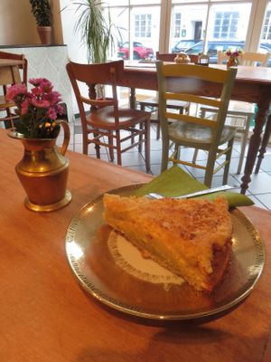 vegan apple cake with walnut and rolled oats crumble at Janoszek in Saarbrucken