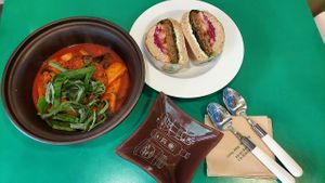 Vegan rice cake stew (떡볶이) and vegan burger at Loving Hut Land - 러빙헛랜드 in Seoul