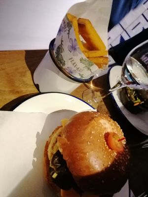 Burger e Chips di polenta at Teresa's Juicery in Barcelona