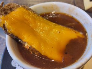 Franse uiensoep at Poort van Assen in Assen