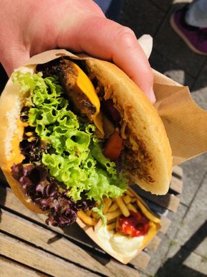 Special Burger Bernadette! Tofu Bacon! Klasse   at Vegbereitung - Food Trailer in Bamberg