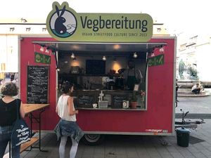 freundliches Personal und die besten Burger  at Vegbereitung - Food Trailer in Bamberg