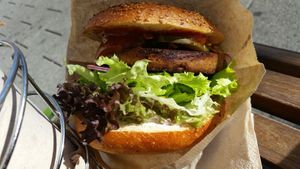 "Denny der deftige"-Burger at Vegbereitung - Food Trailer in Bamberg
