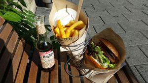 "Denny der deftige"-Burger + Pommes mit Paprikasalz at Vegbereitung - Food Trailer in Bamberg