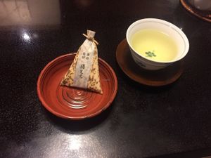 Mochi and green tea at Motoyu Kansuiro in Hakone