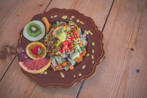 Salada de cenoura, bróculos e batada doce c/ chimichurri c/ pimentos, manga e cebola roxa at Agua no Bico in Lisbon