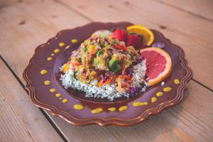 "Couscous" de couve-flor c/ chimichurri c/ pimentos, manga e cebola roxa at Agua no Bico in Lisbon