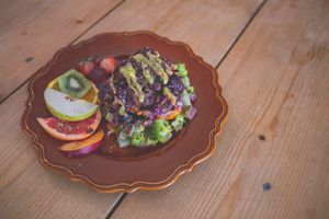 Salada de cenoura, bróculos e batada doce c/ chutney de figos e legumes c/ vinagrete de manga at Agua no Bico in Lisbon