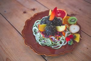 Noodles de courgete c/paté de cogumelos e batata doce c/ tapenade e pêssego at Agua no Bico in Lisbon
