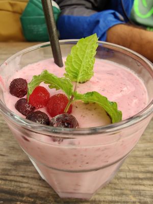 Smoothie red berries at Agua no Bico in Lisbon