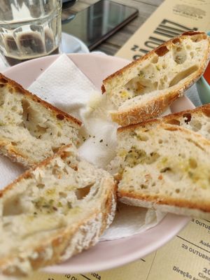 Hausgemachtes Brot at Agua no Bico in Lisbon