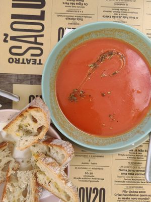 Gazpacho mit hausgemachtem Brot at Agua no Bico in Lisbon