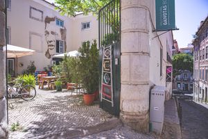 Esplanade/Street View at Agua no Bico in Lisbon