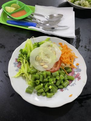 Starter of mixed salad  at E' Polack in Lima