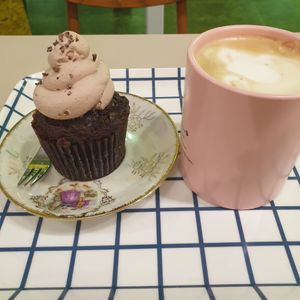 cup cake super moist at DalYang - Sweet Kitten 달냥 in Seoul